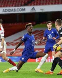 英超阿森纳补时争议任意球绝杀切尔西终结四连胜登顶引热议