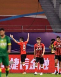 法甲尼斯补时争议任意球绝杀里昂终结五连胜登顶引热议